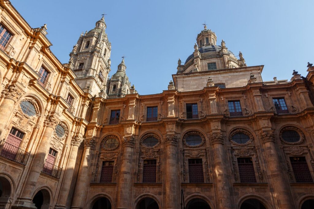 El latido de la encuadernación en piel: aguja, nervio y memoria en los obradores de Salamanca
