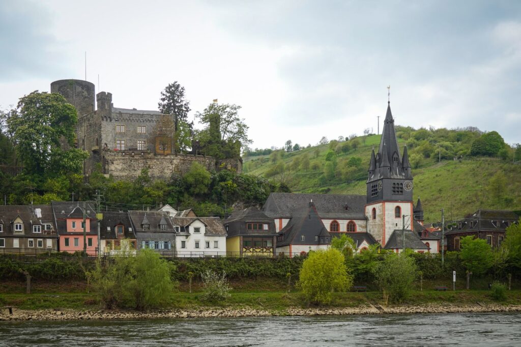 El latido secreto del Rin romántico: navegación fluvial y arquitectura de castillos en el desfiladero de Lorelei
