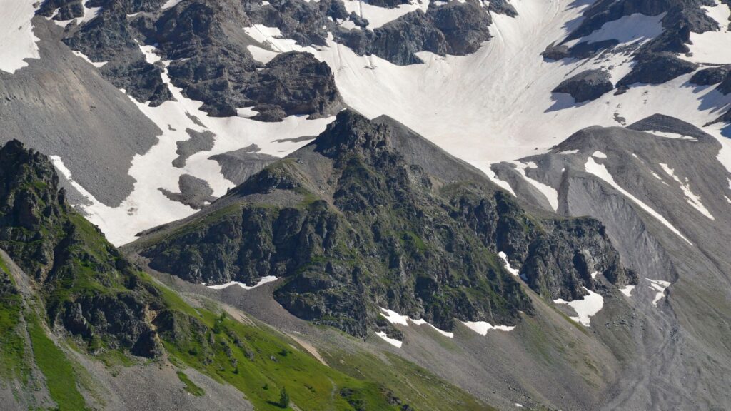 El latido de los trenes de cremallera del Oberland Bernés: Ingeniería vertical, adherencia alpina y la conectividad invisible de los picos suizos