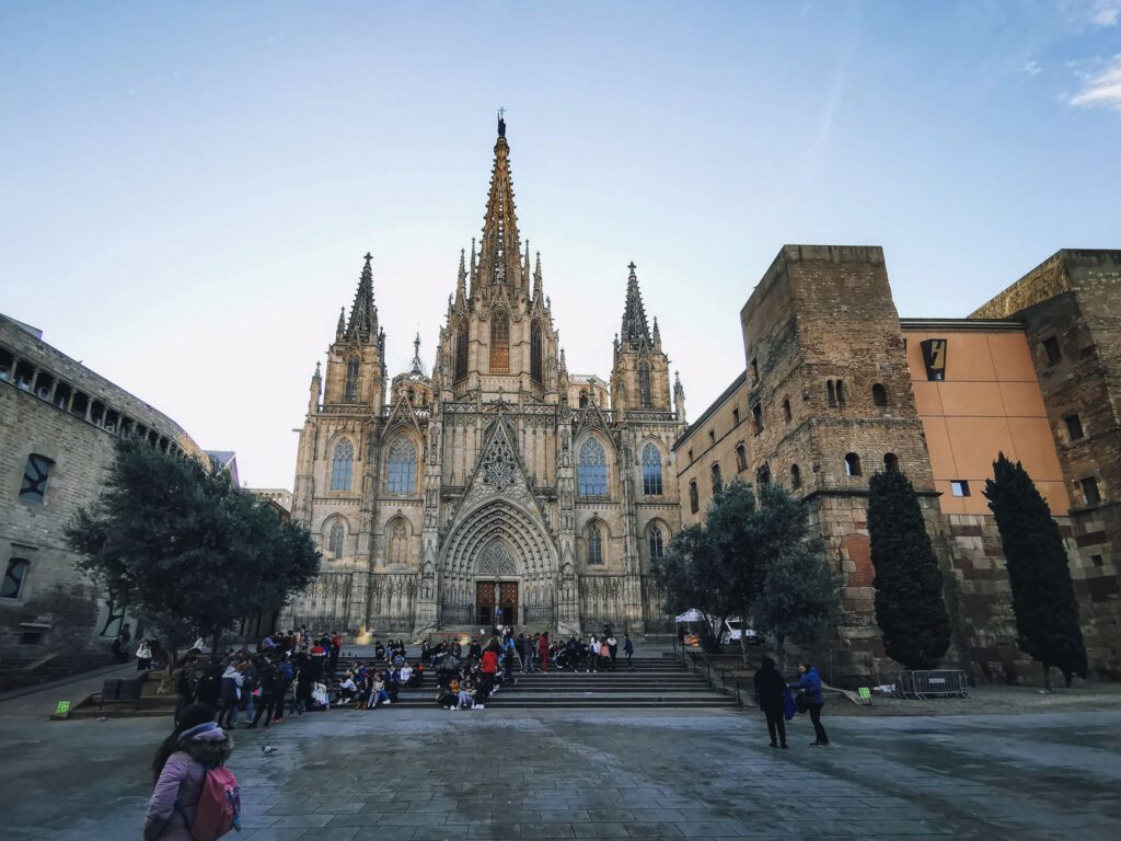 La Fira de Santa Llúcia: Más de dos siglos de devoción navideña frente a la Catedral de Barcelona