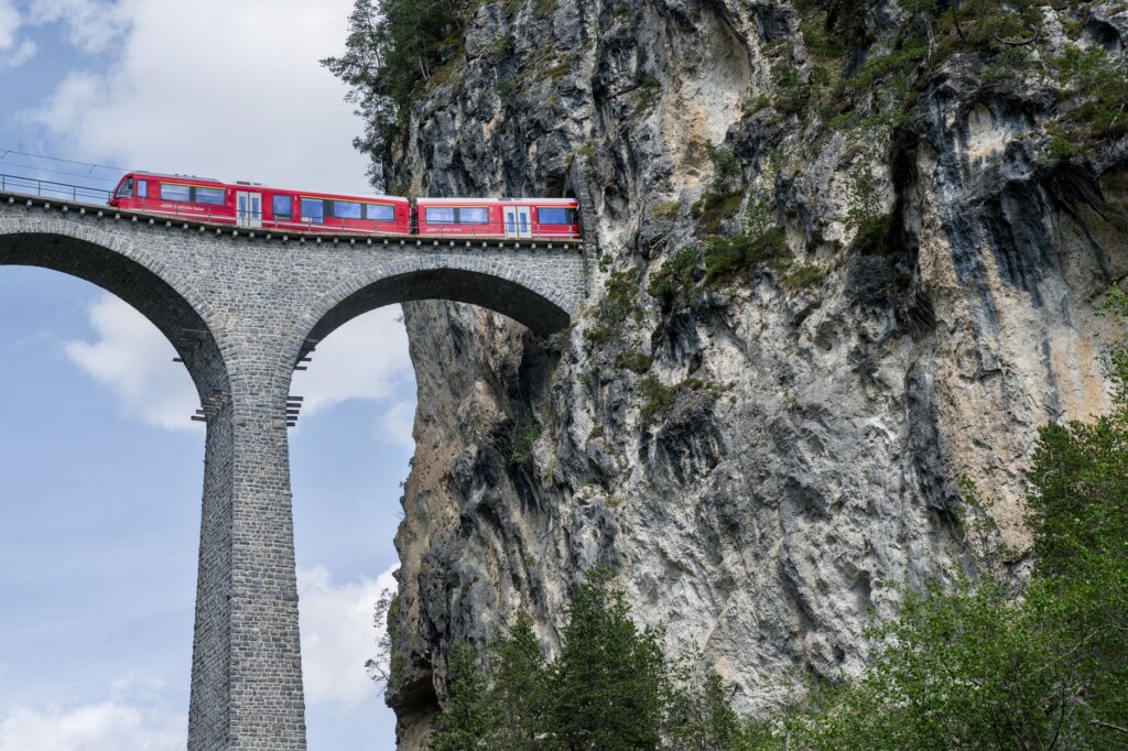 El latido del tren de la cuenca del Ródano: ingeniería fluvial y movilidad alpina en la Provenza y Suiza