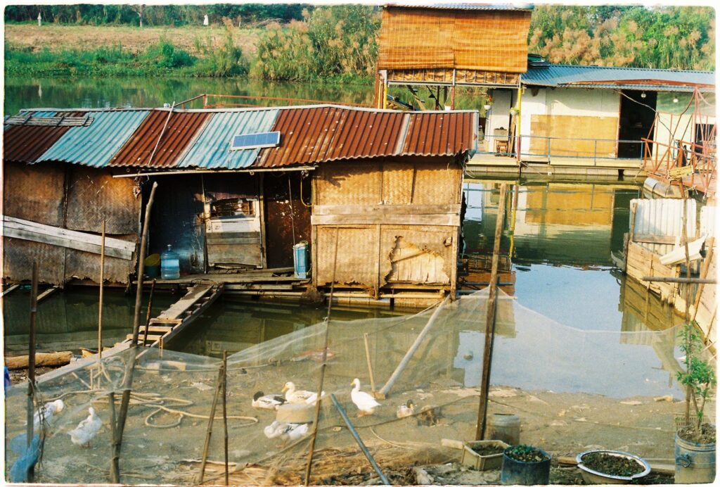 El latido meridional del delta del Mekong: Sampanes de arroyo, mercados flotantes y la conectividad anfibia del sur de Vietnam