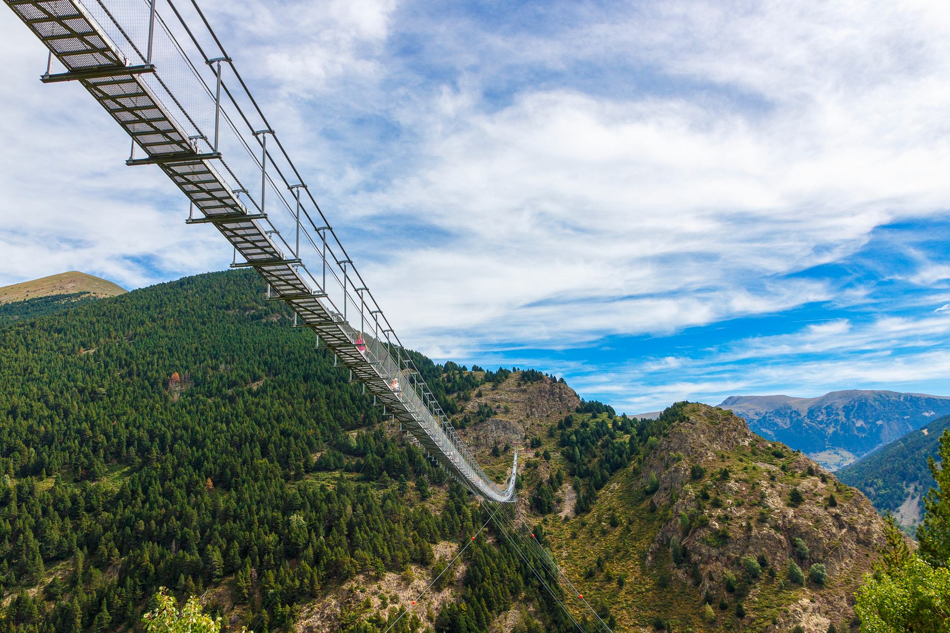 El laberinto de las vertientes de pizarra: cómo la movilidad alpina y el tren cremallera transforman el transporte en los Pirineos