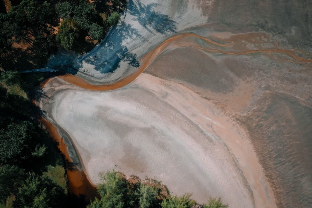 El laberinto intermodal del delta del Mekong: sampanes a motor, pasos fluviales y la frágil conectividad de un laberinto acuático