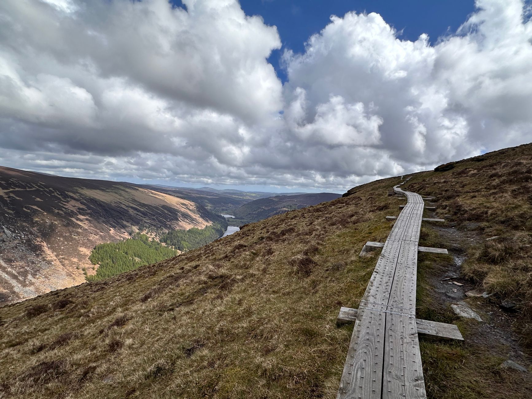 La Travesía del Sentero de Wicklow Way en Irlanda: Guía de Expedición y Senderismo por los Valles Glaciales y Páramos de la Isla Esmeralda