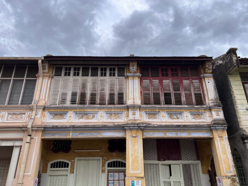 La alquimia del wok y la memoria: la preservación del patrimonio gastronómico en los fogones centenarios de George Town