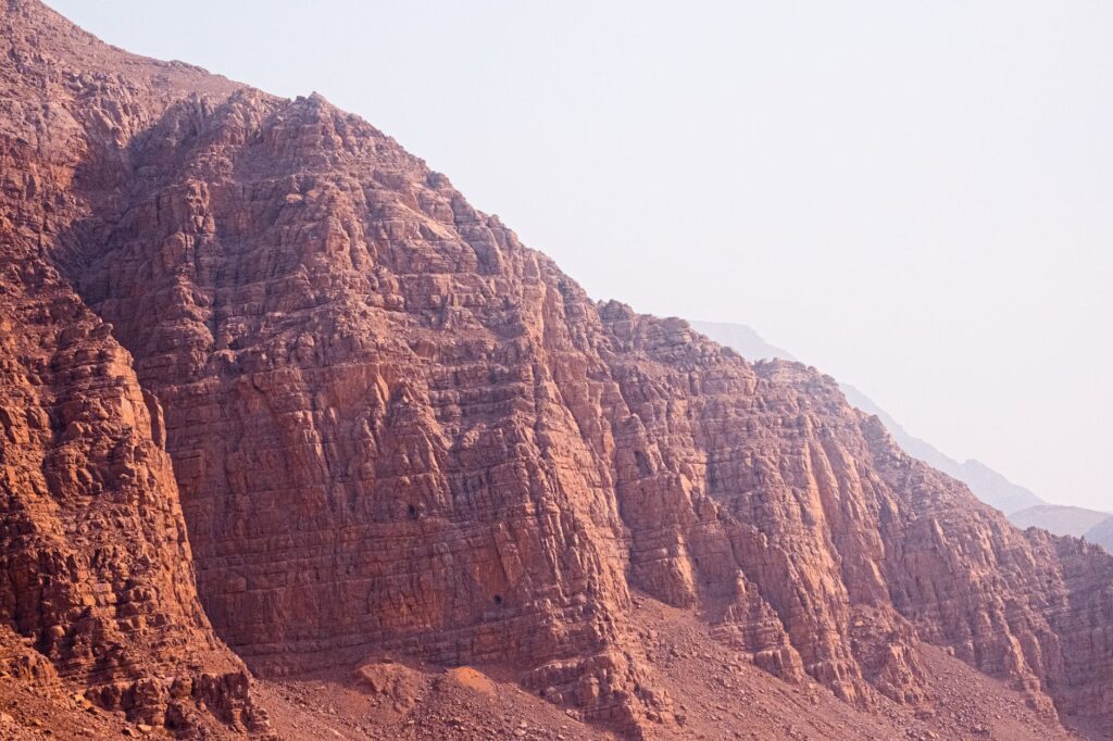 El laberinto de caliza del desierto de Hajar: conectividad vial, puertos de montaña y la odisea logística en el interior de los Emiratos Árabes Unidos