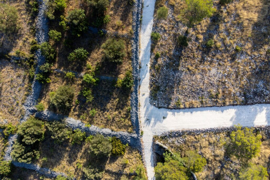 El laberinto de los cañones de caliza: cómo la movilidad fluvial sostenible y los caminos de herradura transforman el transporte en el Parque Natural de las Hoces del Río Duratón