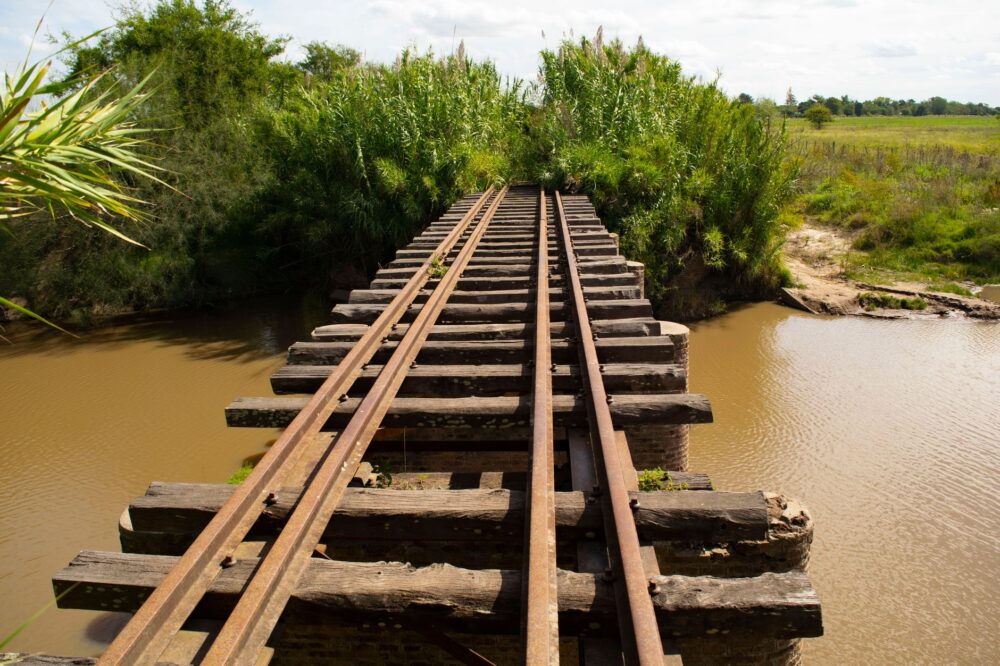 El Ferrocarril de la Cuenca Lechera: Ingeniería de llanuras, logística agroindustrial y la conectividad ferroviaria histórica hacia el corazón de Uruguay
