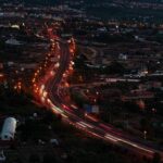 El laberinto de las calzadas de lava: cómo la movilidad eléctrica y los funiculares subterráneos transforman el transporte en Santorini