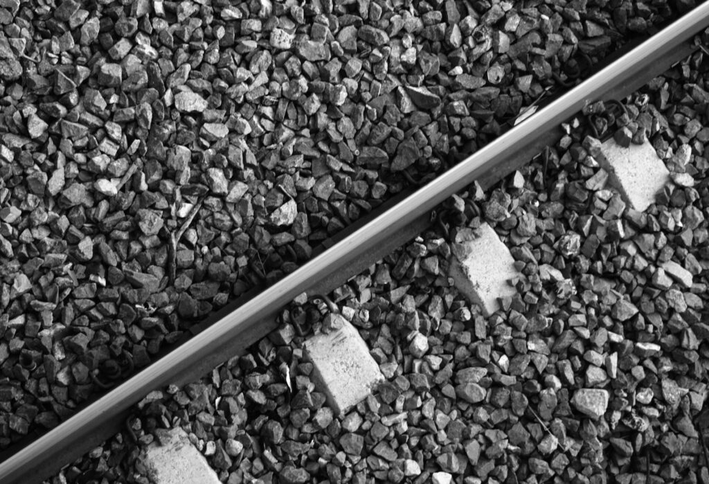 El latido mineral del Transiberiano Austral: ingeniería ferroviaria y el pulso vertical de los Andes patagónicos
