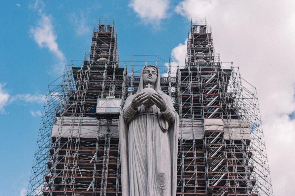 El latido de la piedra viva: los últimos imagineros de las catedrales góticas en el corazón de Chartres