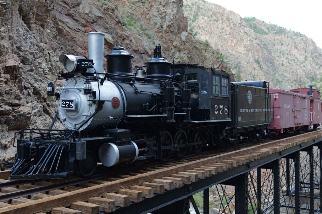 El Ferrocarril de la Selva Central: Ingeniería de Valles Abruptos, Logística Cafetera y la Conectividad Ferroviaria en el Perú Profundo