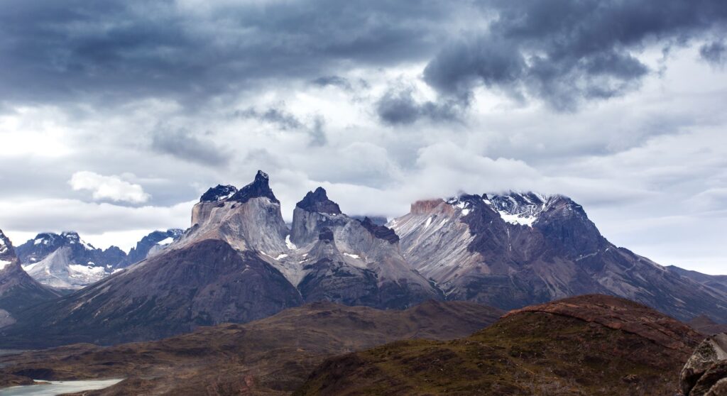 La Travesía del Circuito W en Torres del Paine: Guía de Expedición y Senderismo por la Patagonia Profunda