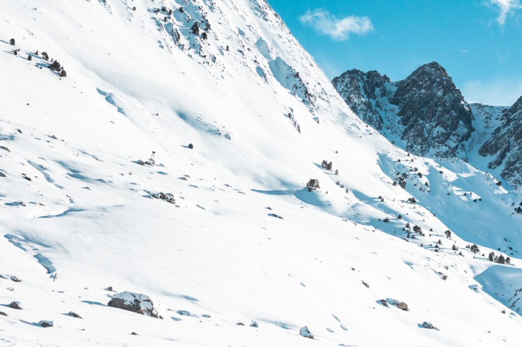 El silencio milenario de los valles de Andorra: termalismo de alta montaña y arquitectura de pizarra en el Pirineo