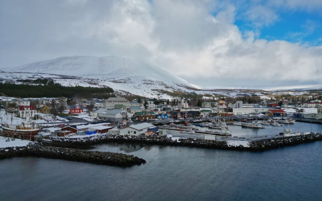 El laberinto de las penínsulas volcánicas: cómo la movilidad eléctrica rural y los caminos de herradura transforman el transporte en la península de Reikiavik y Reykjanes