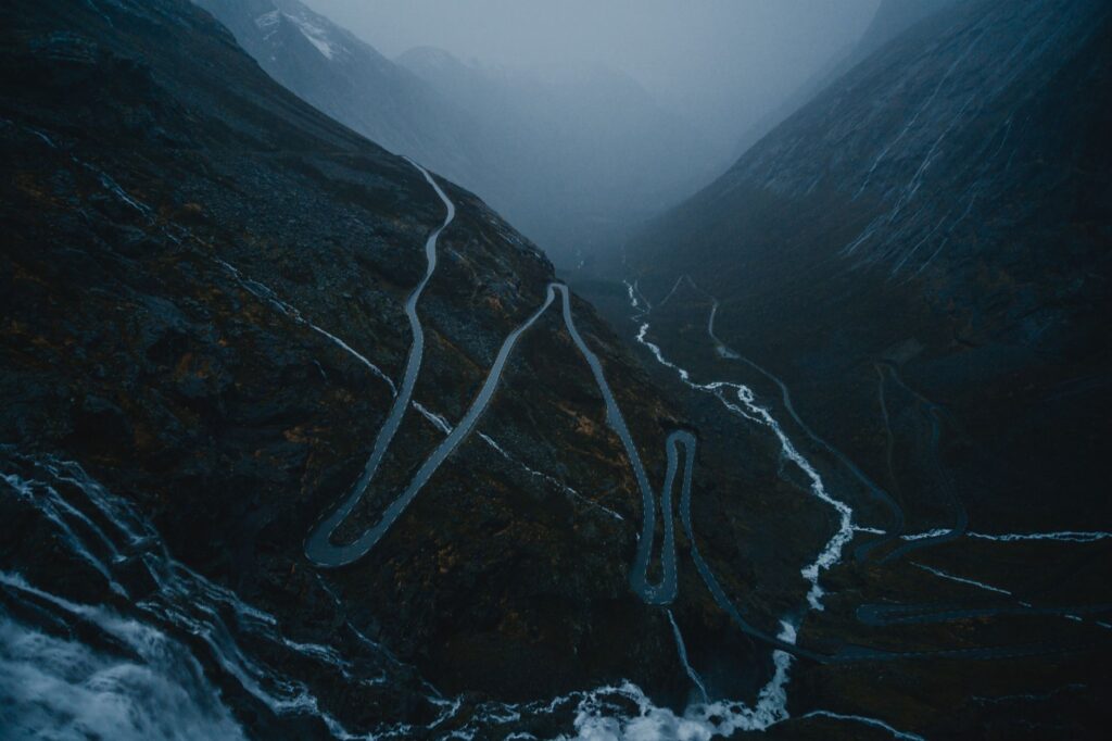 La Travesía del Camino de los Trolls en Noruega: Guía de Expedición y Conducción por los Fiordos Occidentales
