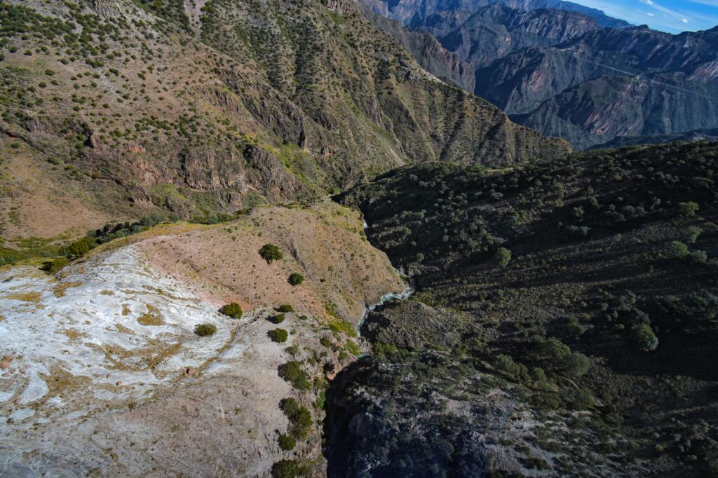 El Chepe y las Barrancas del Cobre: Ingeniería, geografía y la arteria de hierro de la Sierra Tarahumara