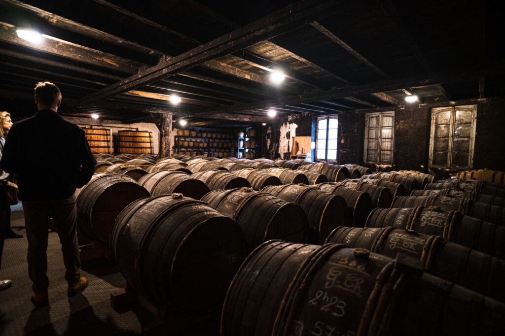 El Legado Líquido: Cuando el Vino y los Destilados se Convierten en Embajadores Culturales