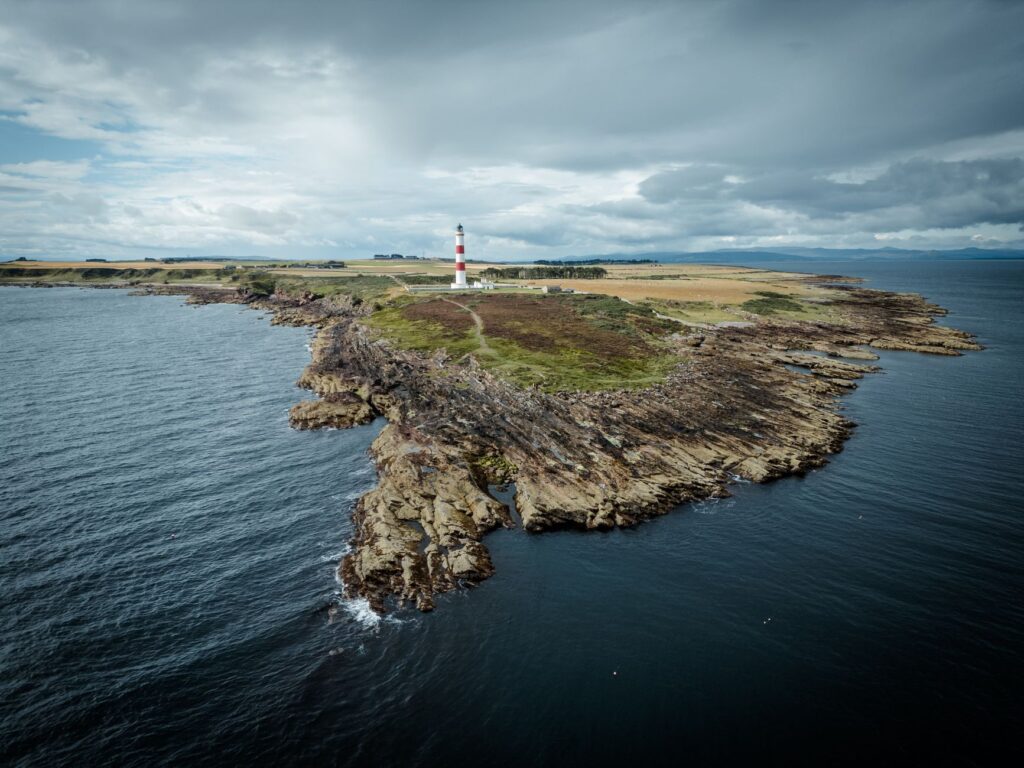 El pulso invisible de los fiordos de Shetland: navegación costera y arquitectura de piedra en el archipiélago boreal