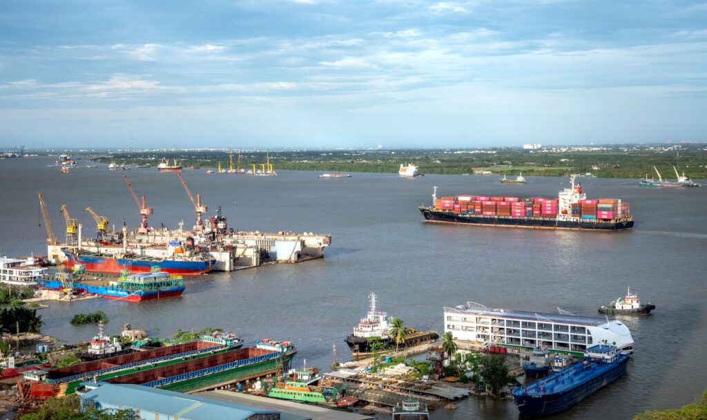 La Conectividad Fluvial del Mekong: Infraestructura, Navegación y el Desafío Logístico del Sudeste Asiático