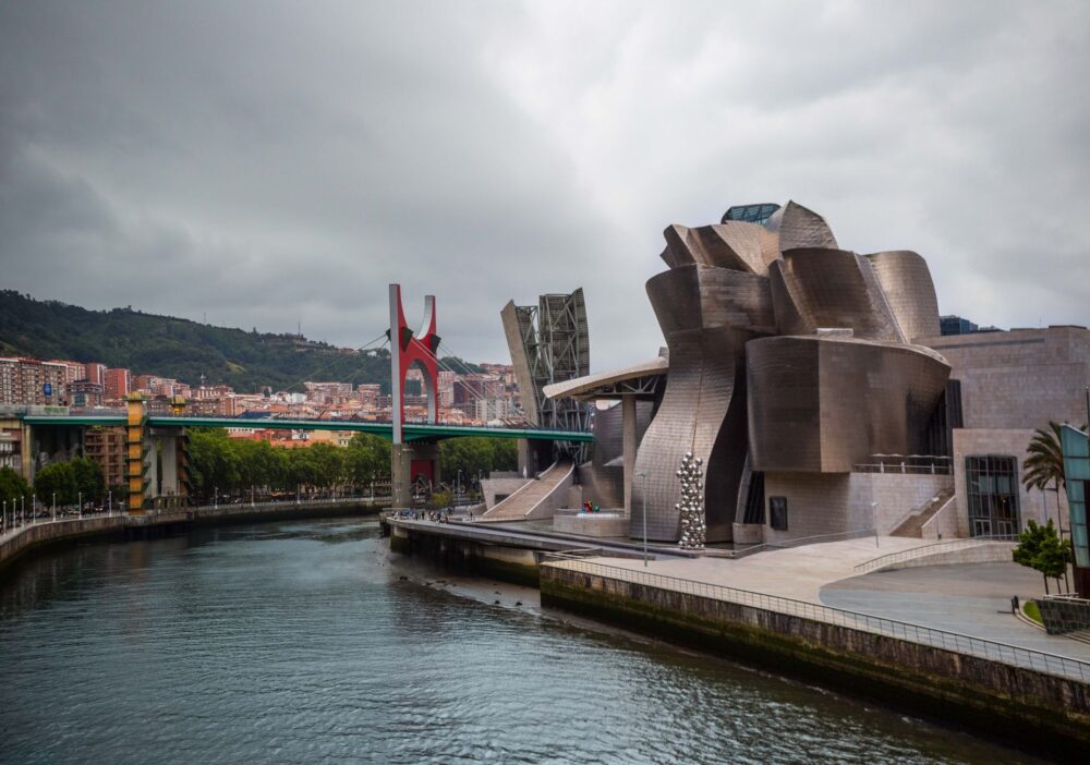 El Ferrocarril de la Ría de Bilbao: Ingeniería industrial, logística de rías y la conectividad ferroviaria histórica en el País Vasco