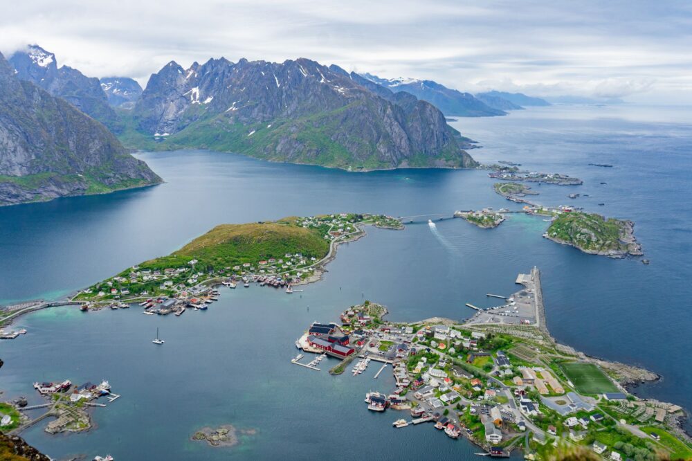 El latido meridional del archipiélago de las Lofoten: Ingeniería de puentes, pasos de mar y la conectividad insular noruega
