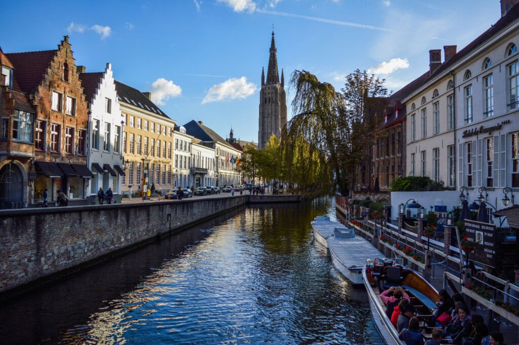 El Renacimiento de los Canales de Flandes: Navegación Fluvial, Patrimonio Gótico y Diseño Sostenible en Bélgica