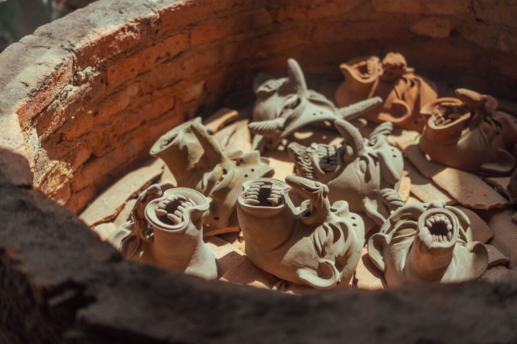 El Renacimiento de la Cerámica Talaverana Contemporánea: Pigmento, Esmalte y Diseño en los Alfares de Puebla de los Ángeles