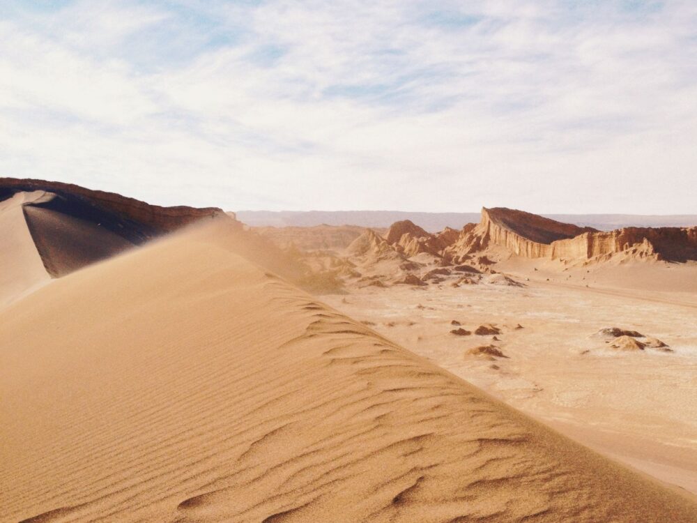 La ruta del Cobre al Pacífico: Ingeniería de desfiladeros, logística minera y conectividad ferroviaria histórica entre Calama y Antofagasta