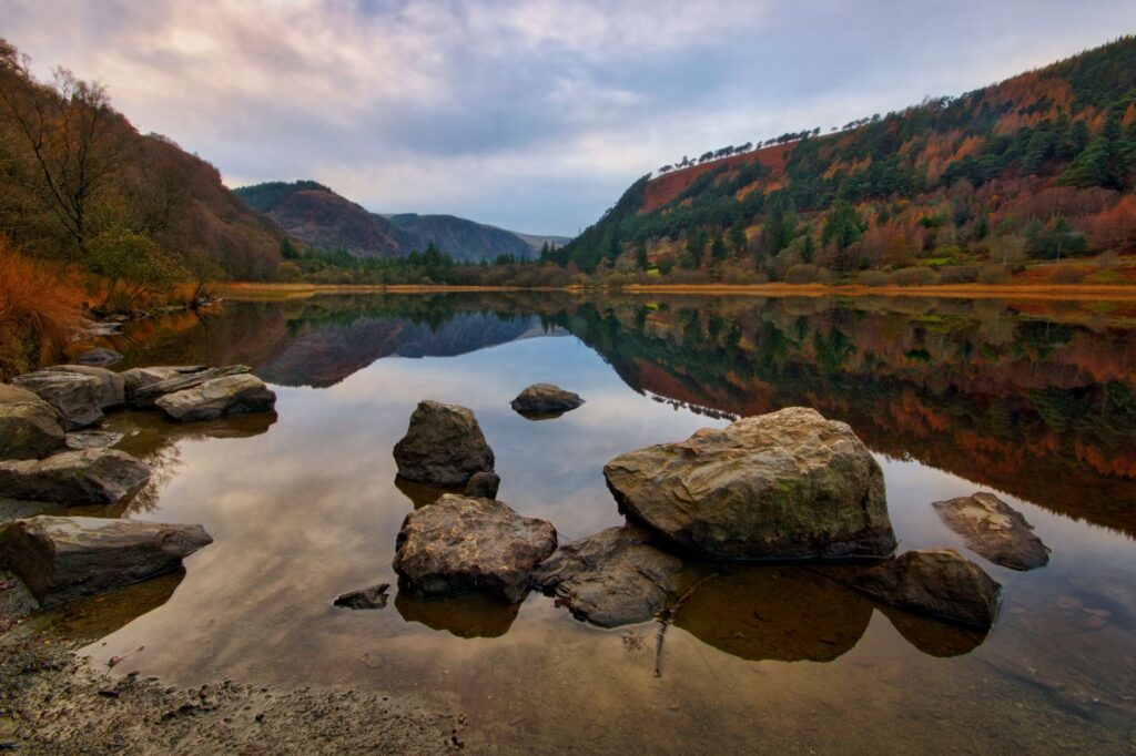 La Travesía del Sentero de Wicklow Way en Irlanda: Guía de Expedición y Senderismo por los Valles Glaciales y Páramos de la Isla Esmeralda