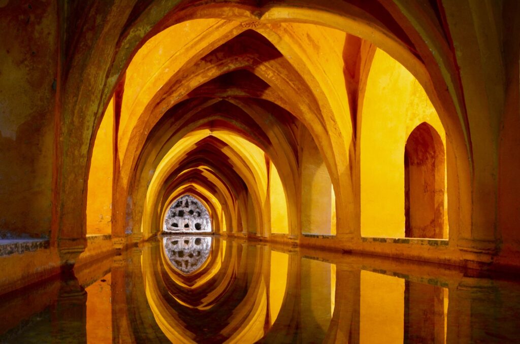 El silencio milenario de los manantiales de Bath: hidroterapia georgiana y arquitectura de piedra en el valle de Somerset