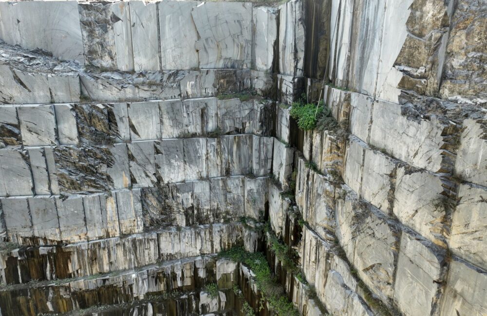El latido de la piedra volcánica: cantería, escuadra y memoria en los obradores de Carrara