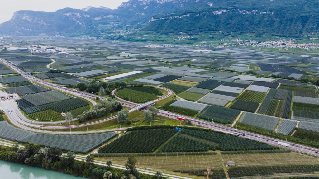 El laberinto de los valles alpinos: cómo los funiculares solares y los carriles multimodales transforman el transporte en el Tirol del Sur