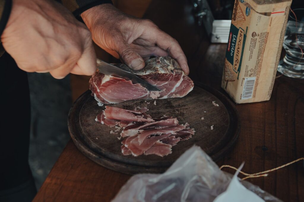 El secreto de la encina y la brasa: la liturgia del Mercado Central de Teruel y los tesoros de la Comarca del Jiloca