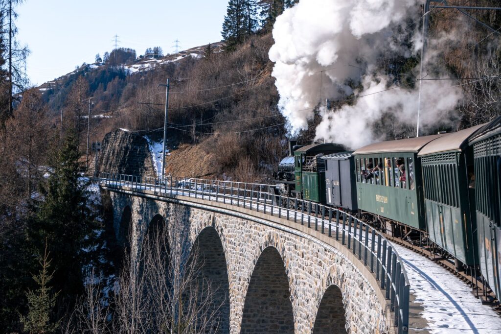La Travesía del Ferrocarril del Glacier Express: Guía de Expedición y Logística Ferroviaria por los Alpes Suizos