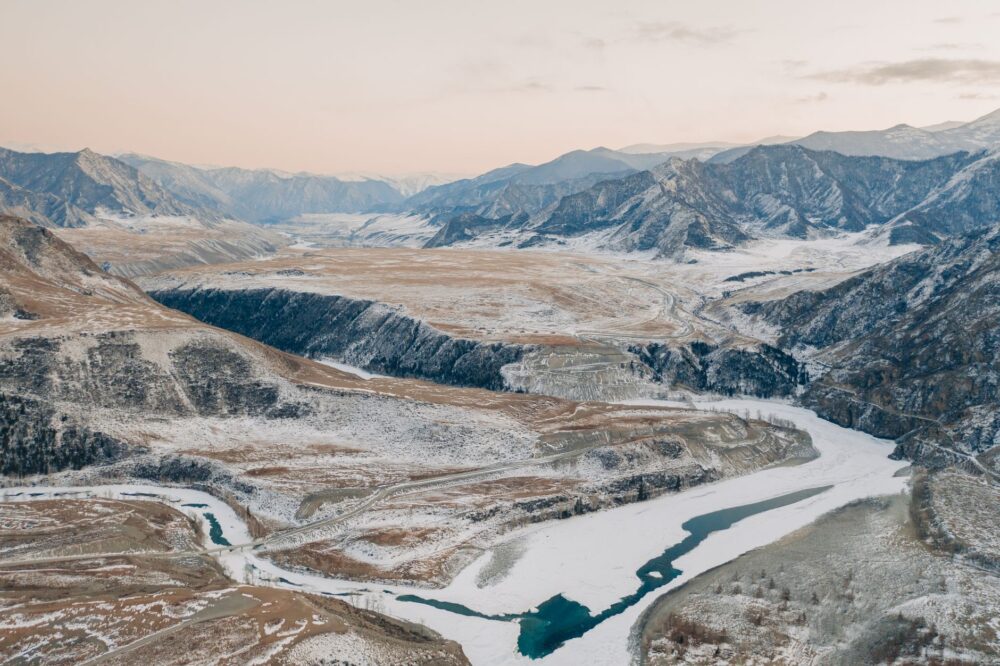 El Refugio del Leopardo de las Nieves en el Gran Pamir: Biología, Corredores Transfronterizos y Conservación en las Cumbres de Asia Central