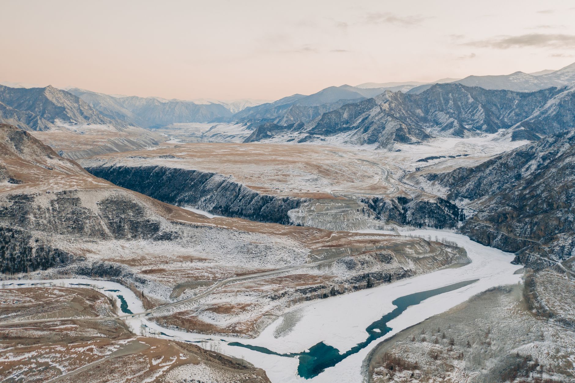El Refugio del Leopardo de las Nieves en el Gran Pamir: Biología, Corredores Transfronterizos y Conservación en las Cumbres de Asia Central