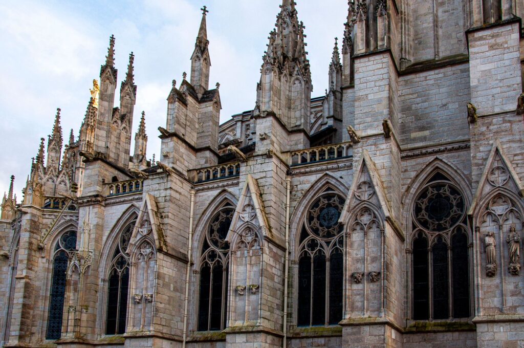 El latido de la piedra viva: los últimos imagineros de las catedrales góticas en el corazón de Chartres