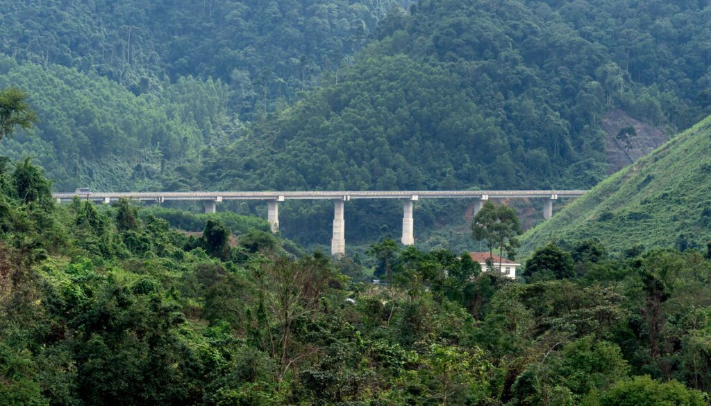 El colapso aéreo en Asia de 2026 y la resurrección de los trenes transcontinentales