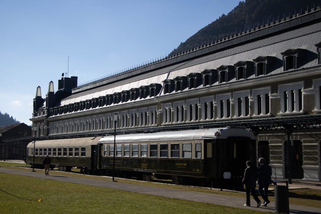 El Ferrocarril del Semmering: Ingeniería de cumbres, logística alpina y la conectividad ferroviaria histórica entre Viena y Graz