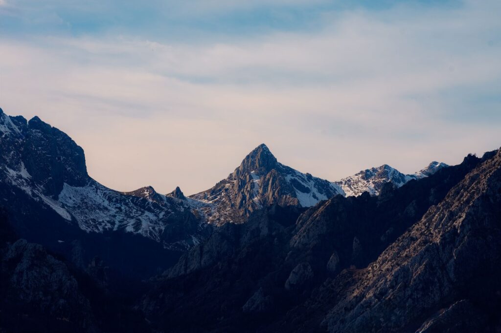 La Senda de los Pastores de los Picos de Europa: Geología, Memoria y Alta Montaña en el Norte de España
