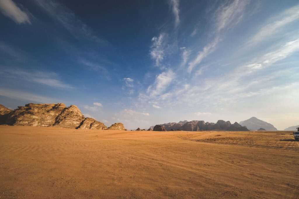 El laberinto de las dunas rojas: cómo la red de vehículos solares y movilidad comunitaria redefine el transporte en el desierto de Wadi Rum