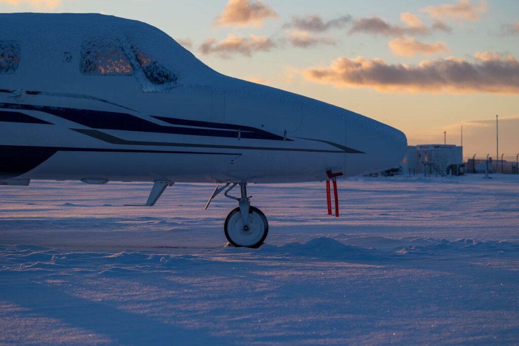 El laberinto aéreo del archipiélago de Svalbard: aeronaves de ventisca, pistas de permafrost y la frágil conectividad del paralelo 78