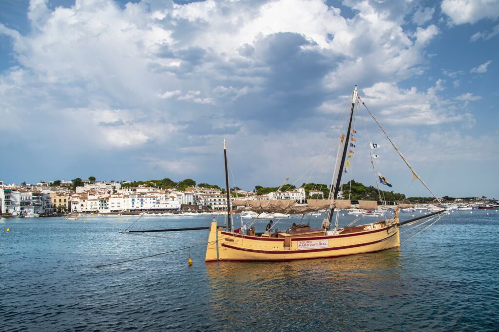 El secreto del coral y el caldo corto: la liturgia de la caldereta marinera y los puertos de la Costa Brava
