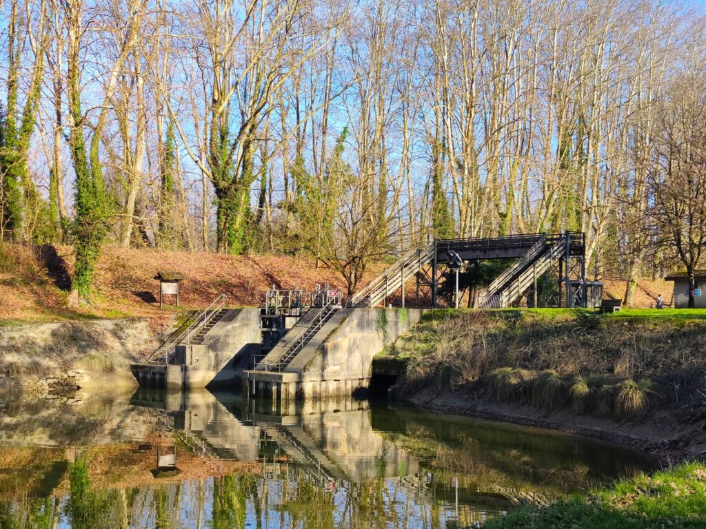 El latido meridional de la Bretaña: Canales de esclusas, gabarras de piedra y la conectividad fluvial del canal de Nantes a Brest