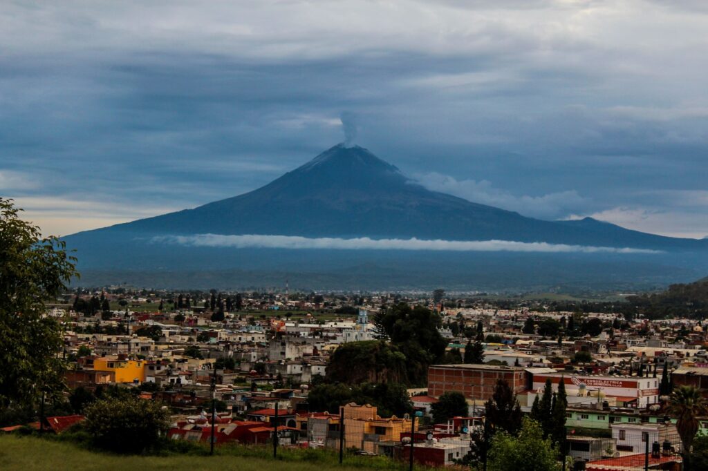 El Renacimiento de la Cerámica de Talavera: Esmalte, Horno y Memoria en los Alfares de Puebla
