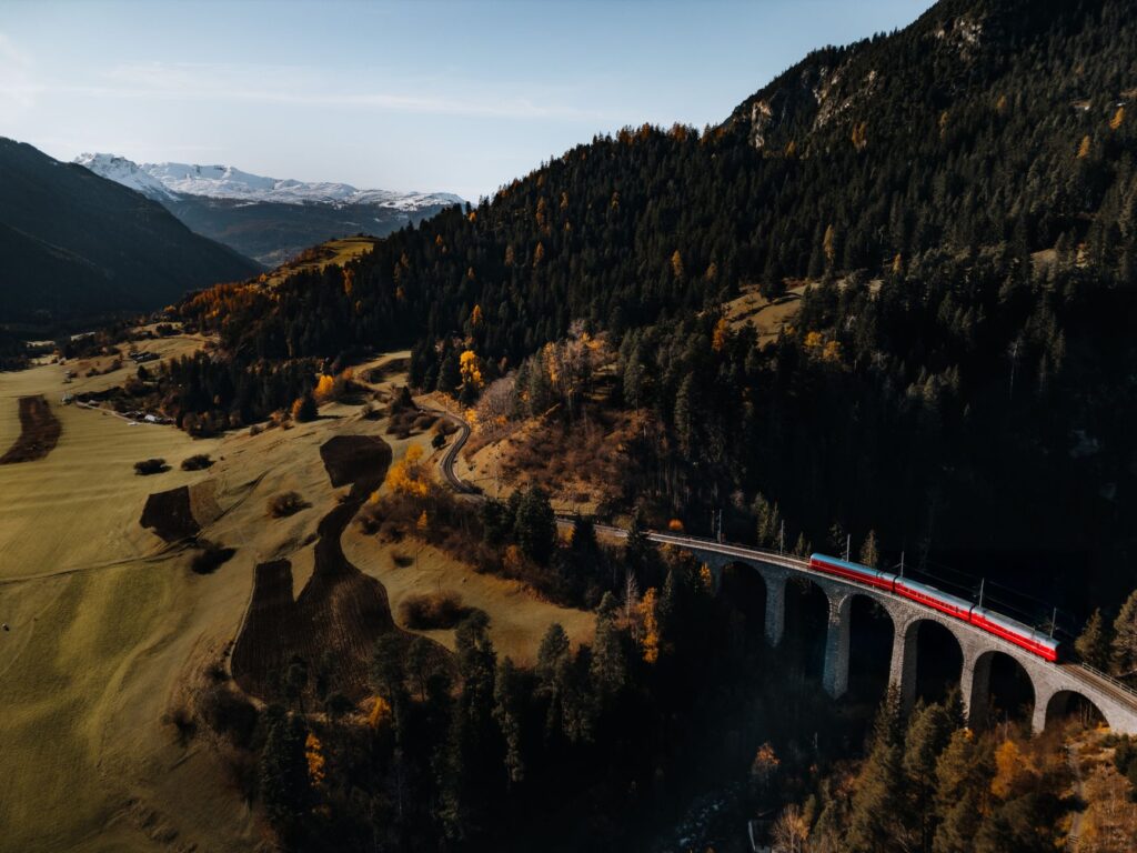 El Ferrocarril del Centovalli: Ingeniería de desfiladeros, logística alpina y la conectividad ferroviaria histórica entre Locarno y Domodossola