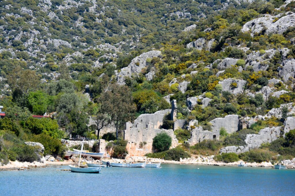 La Travesía del Sentero de Lycian Way: Guía de Expedición y Senderismo por los Acantilados y Ruinas Licias de Turquía