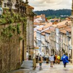 El secreto del roble y el humo: la liturgia del Mercado Central de Santiago de Compostela y los tesoros de la Terra Cha